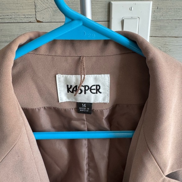 Elegant Tan Women's Blazer - Picture 4 of 10